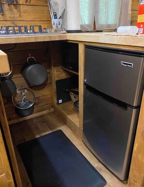 Geladeira, micro-ondas, cooktop, cafeteira/chaleira