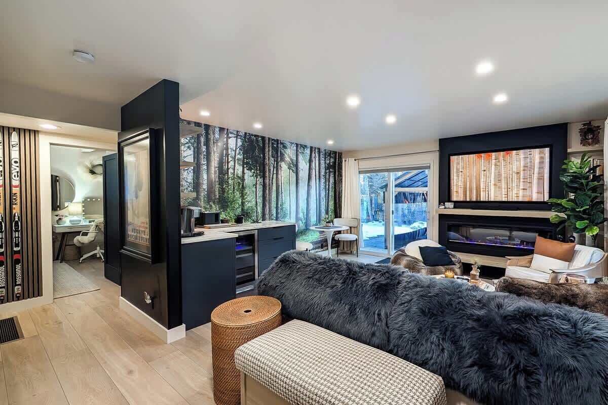 Smart TV, chimenea y oficina 