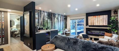 Smart TV, chimenea y oficina