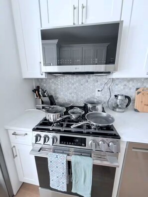 Private kitchen - Luxury Apt: 2 King Beds & Free Parking (Jersey City)