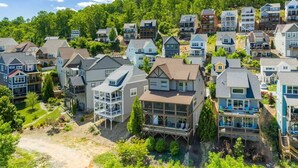 Un quartiere residenziale con case caratterizzate da diversi stili architettonici, tra cui design moderni e tradizionali, con balconi e garage integrati.
