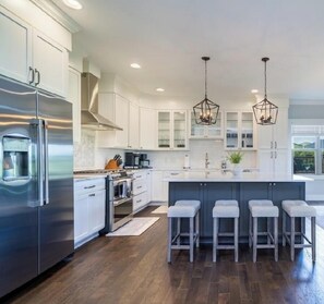 Coffee/tea maker, fridge, microwave, oven - Three Sisters Summit: Mountain Views, Game Room (Black Mountain)