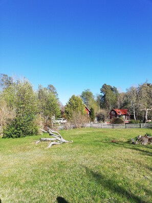 Property grounds - Lyckans Hem - the home of happiness. Cozy vacation home in the realm of glass (Boda Glasbruk)