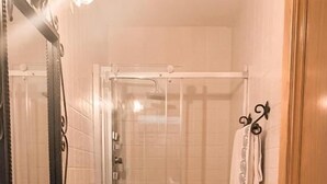 A bathroom with a sink, toilet, and shower. - Casa as Fontes (Muíños)