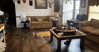 3 bedroom home on 400acres high fence ranch