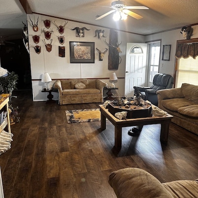 3 bedroom home on 400acres high fence ranch