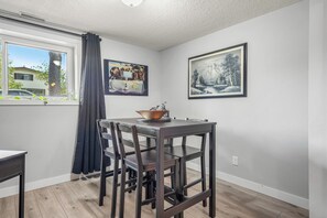 Dining - The Mosaic Suite - Close To Stampede (Calgary)
