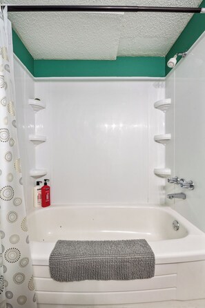 Bathroom - The Mosaic Suite - Close To Stampede (Calgary)