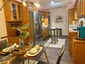 Fridge, microwave, oven, stovetop - Texas Style & Comfort (DeSoto)
