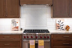 Private kitchen - Luxury Golf Course Villa by HomeSlice Stays (Scottsdale)