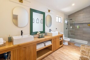 Hus Deluxe - utsikt mot vingård | Badrum | Hårtork, handdukar, tvål och schampo