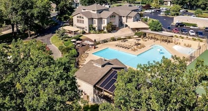 3 Bedroom, 3 Bath waterfront condo on Lake Taneycomo in Pointe Royale