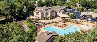 3 Bedroom, 3 Bath waterfront condo on Lake Taneycomo in Pointe Royale