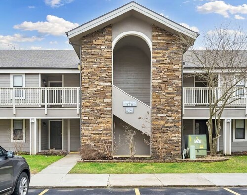 3 Bedroom, 3 Bath waterfront condo on Lake Taneycomo in Pointe Royale
