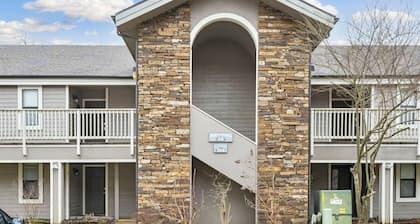 3 Bedroom, 3 Bath waterfront condo on Lake Taneycomo in Pointe Royale