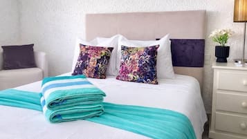Quarto casal júnior, vista para o jardim | Cofres nos quartos, Wi-Fi de cortesia, roupa de cama