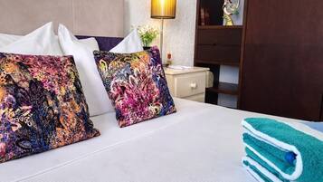 Junior Double Room, Garden View | Peti besi dalam bilik, Wi-fi percuma, cadar katil