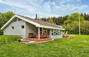 A single-story house with a covered porch, a chimney, and a flagpole. - Beautiful home in Fjerritslev with WiFi (Fjerritslev)