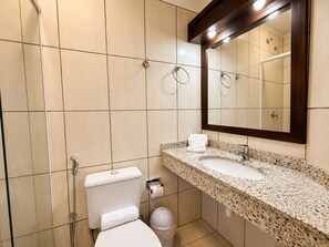 Shower, free toiletries, hair dryer, towels - Pousada nosso lar (Gramado)