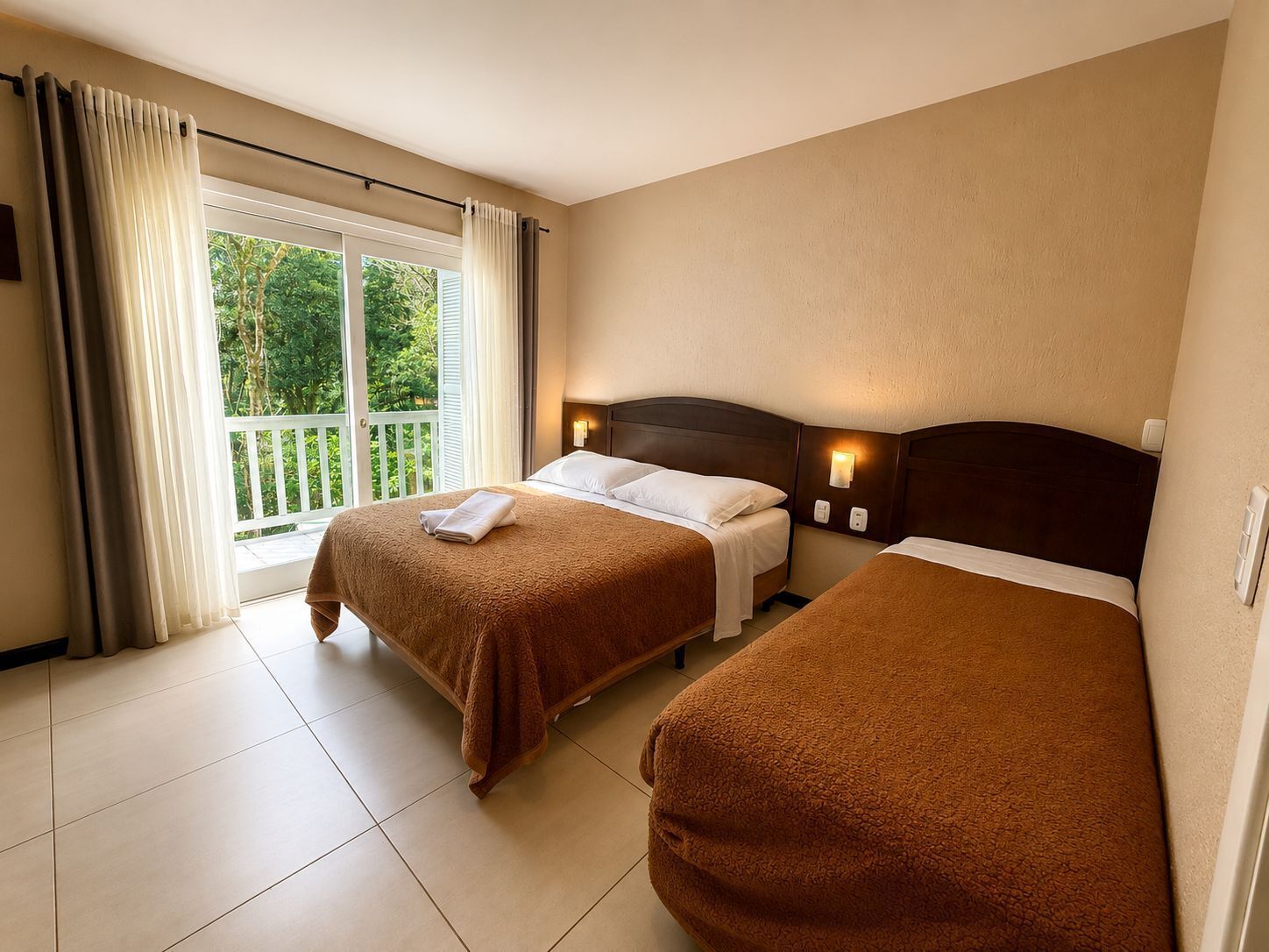 Tripla Luxury, animali ammessi, vista giardino | Una scrivania, ferro/asse da stiro, Wi-Fi gratuito
