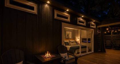 Lakefront cabin for couples with*private hot tub*