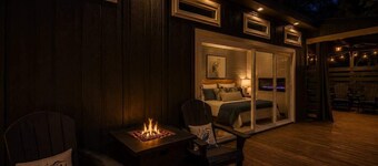 Lakefront cabin for couples with*private hot tub*