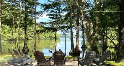 LAKEFRONT CABIN FOR COUPLES...WITH PRIVATE HOT TUB, OUTDOOR SHOWER AND FIRE PIT