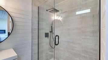 Douche, sèche-cheveux, shampoing
