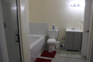 Towels, soap, toilet paper - Cozy 1-bedroom apartment in perfect Covington with AC (Covington)