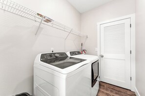 Interior - Modern 4-bedroom cabin, Lake Views, Pools/Porch Fireplace, TV, Private Hot Tub (Kimberling City)