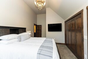 8 bedrooms, WiFi, bed sheets