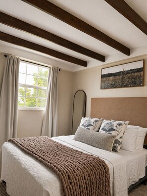 Room - Cozy Loft Escape - Prime Lady Musgrave Location w/ Full Bed +Lounge Sleep Area (Kingston)