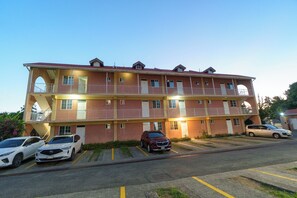 Exterior - Cozy Loft Escape - Prime Lady Musgrave Location w/ Full Bed +Lounge Sleep Area (Kingston)