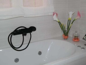 Ducha, bañera de hidromasaje, secador de pelo y toallas
