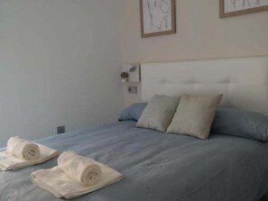 1 dormitorio, tabla de planchar con plancha, Internet y ropa de cama