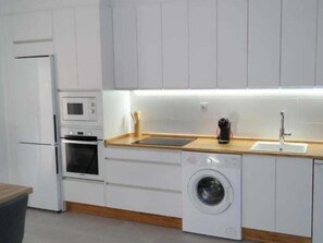 Microondas, horno, lavavajillas y cafetera o tetera
