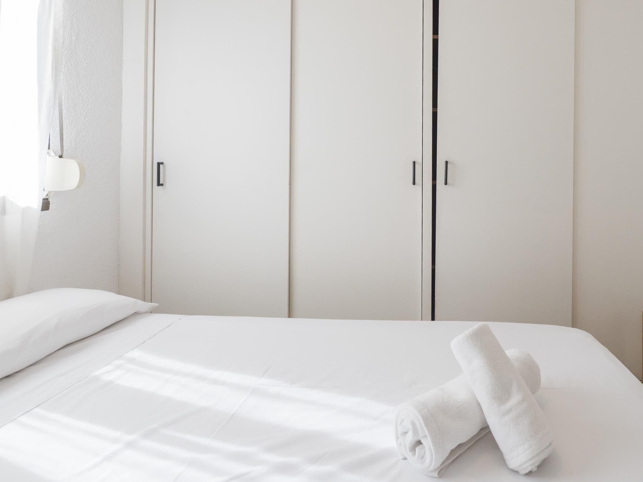 Ferros/tábuas de passar roupa, acesso à internet, roupa de cama