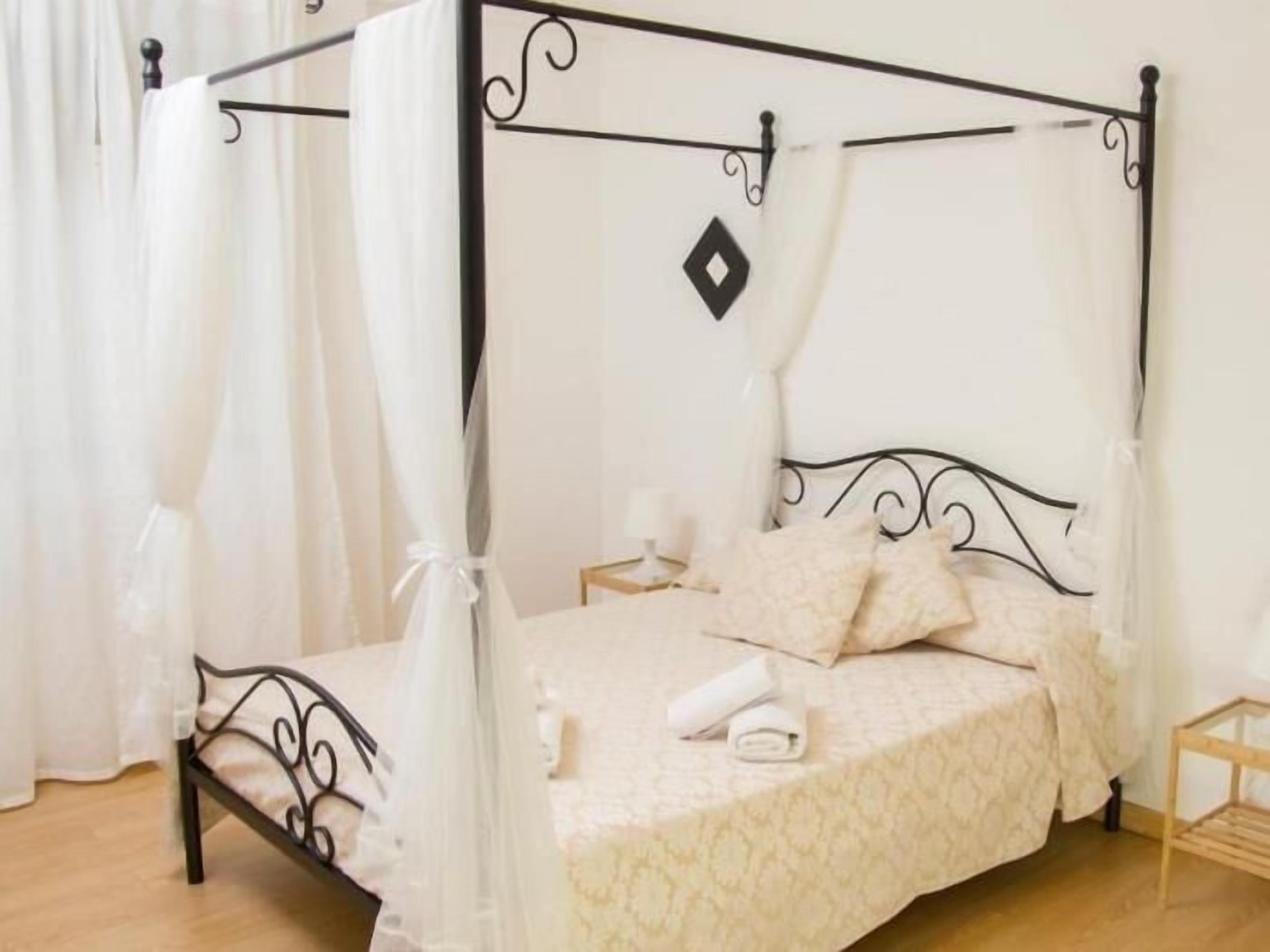 Iron/ironing board, Internet, bed sheets