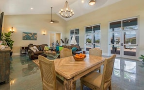 Villa (3 Bedrooms) | Dining room