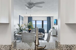 Lejlighed (2 Bedrooms) | Spisestue