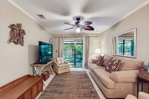 Ferienhaus (2 Bedrooms) | Wohnbereich | 45-Zoll-Fernseher mit Digitalempfang