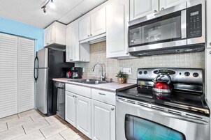 Refrigerador, microondas, horno, placa de cocina