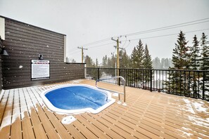 Outdoor spa tub - Pocket Canmore chalet - Downtown -rooftop hot tub (Canmore)