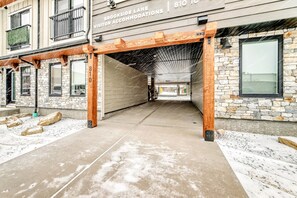 Exterior - Pocket Canmore chalet - Downtown -rooftop hot tub (Canmore)