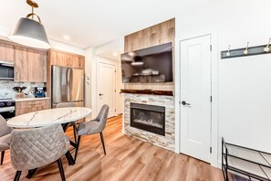 Dining - Pocket Canmore chalet - Downtown -rooftop hot tub (Canmore)