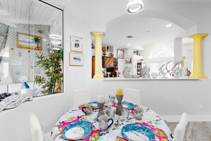 Ferienhaus (2 Bedrooms) | Esszimmer