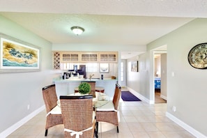Apartment (2 Bedrooms) | Esszimmer