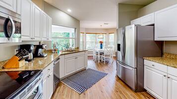 House (3 Bedrooms) | Private kitchen | Fridge, microwave, oven, stovetop