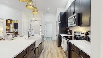 Rumah (4 Bedrooms) | Dapur pribadi | Lemari es, microwave, oven, dan kompor