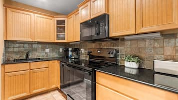 Apartamento (2 Bedrooms) | Cozinha privada | Geladeira, micro-ondas, fogão, cooktop